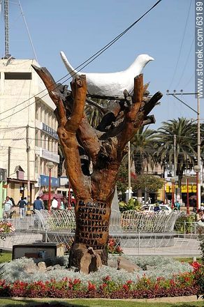 Árbol con paloma blanca tallada en madera - Perú - Otros AMÉRICA del SUR. Foto No. 63189