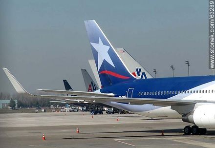Pista con aviones de distintas compañías - Chile - Otros AMÉRICA del SUR. Foto No. 63289