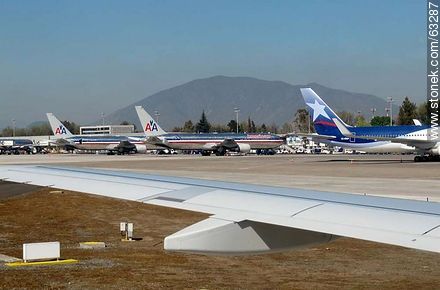 Pista con aviones de distintas compañías - Chile - Otros AMÉRICA del SUR. Foto No. 63287