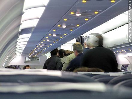 Interior de un avión Airbus de LAN. Pasajeros descendiendo - Chile - Otros AMÉRICA del SUR. Foto No. 63281