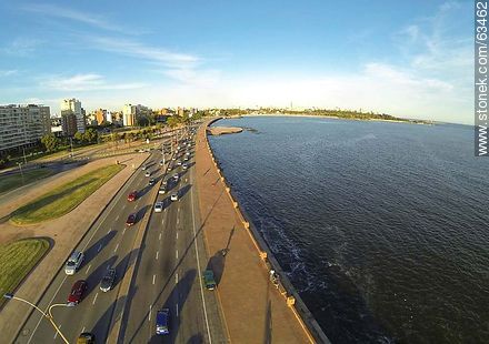 Vista aérea de la Rambla Argentina en el Barrio Sur sobre el Río de la Plata - Departamento de Montevideo - URUGUAY. Foto No. 63462