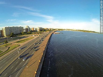 Vista aérea de la Rambla Argentina en el Barrio Sur sobre el Río de la Plata - Departamento de Montevideo - URUGUAY. Foto No. 63459
