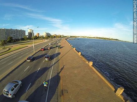 Vista aérea de la Rambla Argentina en el Barrio Sur sobre el Río de la Plata - Departamento de Montevideo - URUGUAY. Foto No. 63452
