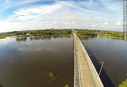 Foto aérea del puente en Ruta 5 sobre el Río Negro. Vista hacia Durazno -  - URUGUAY. Foto No. 63589