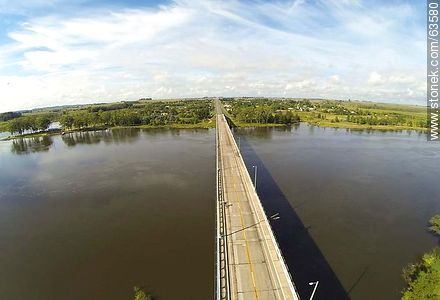 Foto aérea del puente en Ruta 5 sobre el Río Negro. Vista hacia Durazno - Departamento de Durazno - URUGUAY. Foto No. 63580