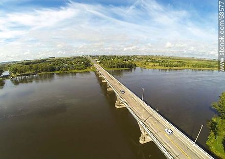 Foto aérea del puente en Ruta 5 sobre el Río Negro. Vista hacia Durazno - Departamento de Tacuarembó - URUGUAY. Foto No. 63577