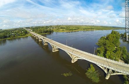 Foto aérea del puente en Ruta 5 sobre el Río Negro -  - URUGUAY. Foto No. 63576