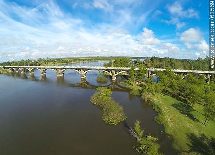 Foto aérea del puente en Ruta 5 sobre el Río Negro -  - URUGUAY. Foto No. 63569