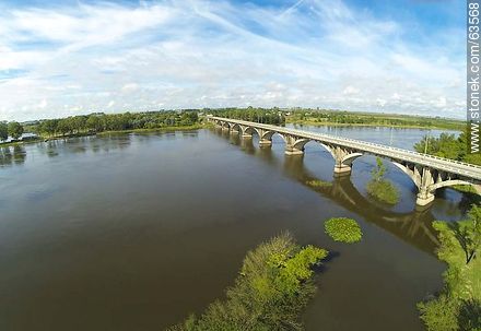 Foto aérea del puente en Ruta 5 sobre el Río Negro -  - URUGUAY. Foto No. 63568