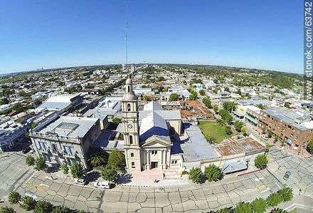 Foto aérea de la iglesia Nuestra Señora del Pilar frente a la Plaza Constitución sobre la calle 25 de Mayo - Departamento de Río Negro - URUGUAY. Foto No. 63742