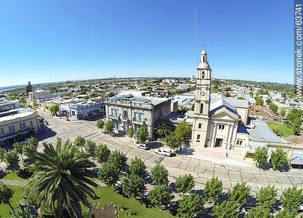 Foto aérea de la iglesia Nuestra Señora del Pilar frente a la Plaza Constitución - Departamento de Río Negro - URUGUAY. Foto No. 63741