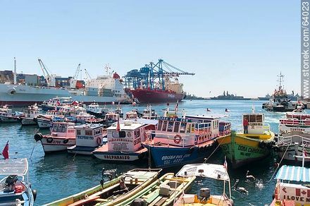 Port of Valparaíso. Barges and tourist boats - Chile - Others in SOUTH AMERICA. Photo #64023