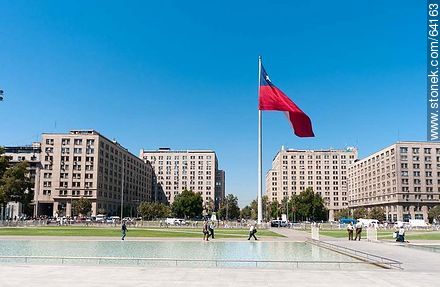 Pond in Palacio de la Moneda and Chilean flag - Chile - Others in SOUTH AMERICA. Photo #64163