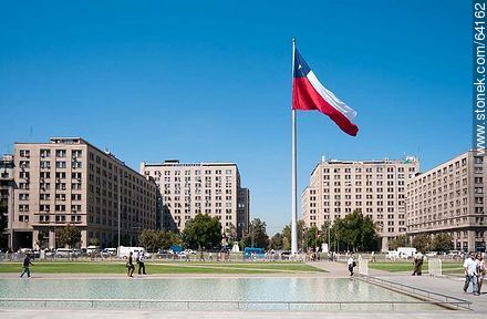 Pond in Palacio de la Moneda and Chilean flag - Chile - Others in SOUTH AMERICA. Photo #64162