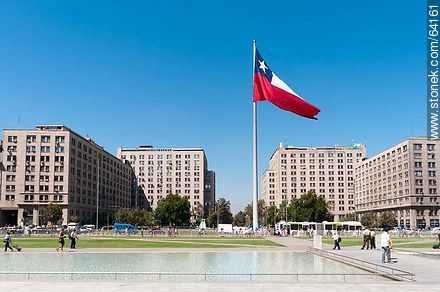 Pond in Palacio de la Moneda and Chilean flag - Chile - Others in SOUTH AMERICA. Photo #64161