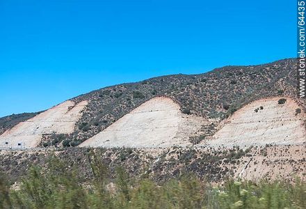 Cerros cortados para evitar caídas de piedras sobre la autopista Troncal Sur, Enlace Peñablanca - Chile - Otros AMÉRICA del SUR. Foto No. 64435