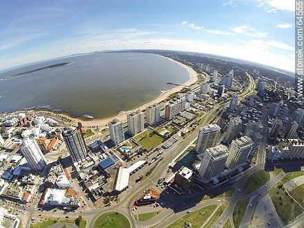 Foto aérea de la rambla Williman, la avenida Artigas y playa Mansa - Punta del Este y balnearios cercanos - URUGUAY. Foto No. 64555