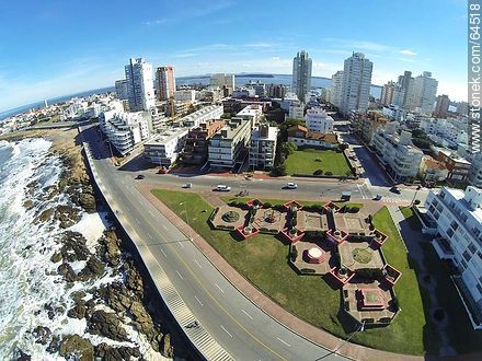 Foto aérea de la Plaza del Ingenio sobre la rambla Artigas y la calle 26 El Resalsero - Punta del Este y balnearios cercanos - URUGUAY. Foto No. 64518