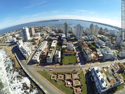Foto aérea de la Plaza del Ingenio sobre la rambla Artigas y la calle 26 El Resalsero - Punta del Este y balnearios cercanos - URUGUAY. Foto No. 64517