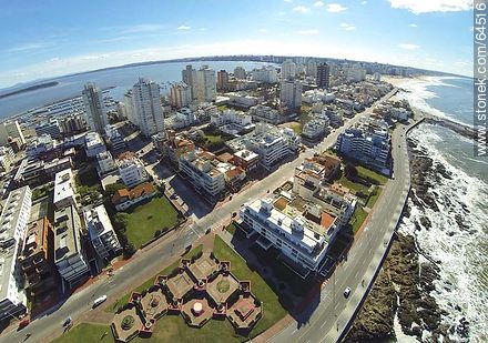 Foto aérea de la Plaza del Ingenio sobre la rambla Artigas y la calle 26 El Resalsero - Punta del Este y balnearios cercanos - URUGUAY. Foto No. 64516