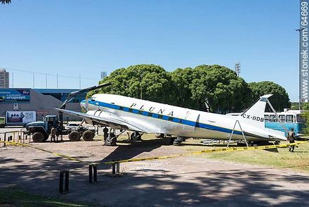 Restauración de un avión Boeing DC-3 de Pluna - Departamento de Montevideo - URUGUAY. Foto No. 64669