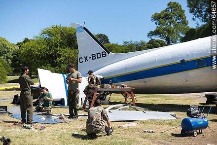 Restauración de un avión Boeing DC-3 de Pluna - Departamento de Montevideo - URUGUAY. Foto No. 64657