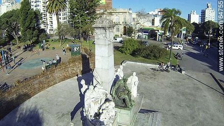 Monumento a José Pedro Varela en la plaza del mismo nombre - Departamento de Montevideo - URUGUAY. Foto No. 64755