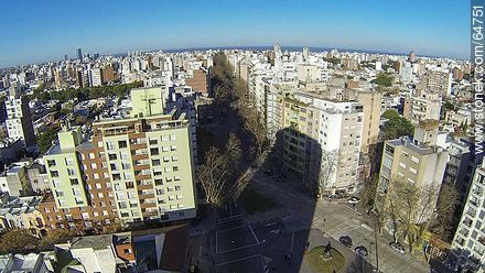 Foto aérea de la Avenida Brasil - Departamento de Montevideo - URUGUAY. Foto No. 64751