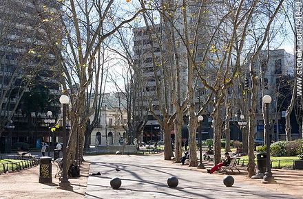 Plaza Constitución en invierno, un día soleado - Departamento de Montevideo - URUGUAY. Foto No. 64849