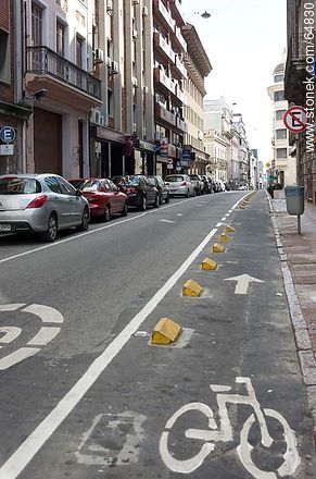 Ciclovía en la calle Misiones - Departamento de Montevideo - URUGUAY. Foto No. 64830