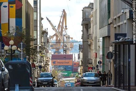 La calle Treinta y Tres con vista al puerto - Departamento de Montevideo - URUGUAY. Foto No. 64880