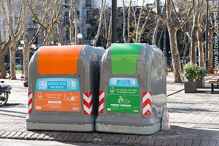 Contenedores de residuos clasificados - Departamento de Montevideo - URUGUAY. Foto No. 64828