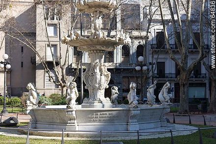 Fountain in Plaza Constitución - Department of Montevideo - URUGUAY. Photo #64836