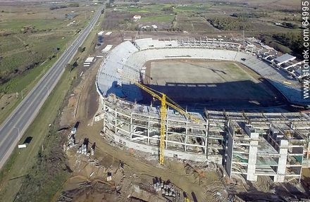 Foto aérea del avance de obra de construcción del estadio del Club A. Peñarol al 15 de agosto de 2015 -  - URUGUAY. Foto No. 64995
