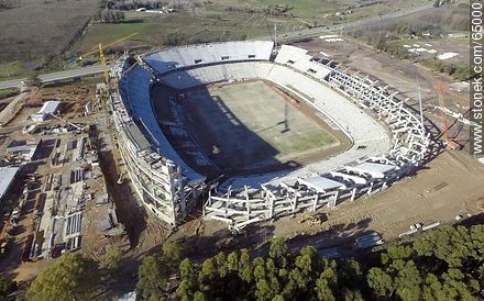 Foto aérea del avance de obra de construcción del estadio del Club A. Peñarol al 15 de agosto de 2015 -  - URUGUAY. Foto No. 65000
