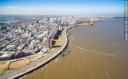 Aerial photo of a section of the Ciudad Vieja. Ramblas Francia and Gran Bretaña - Department of Montevideo - URUGUAY. Photo #65038