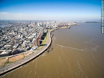 Aerial photo of a section of the Ciudad Vieja. Ramblas Francia and Gran Bretaña - Department of Montevideo - URUGUAY. Photo #65039