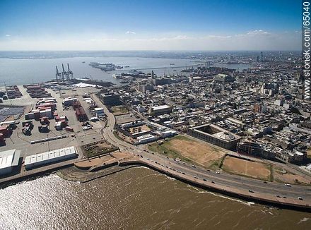 Foto aérea de un sector de la Ciudad Vieja. Canchas de Guruyú - Departamento de Montevideo - URUGUAY. Foto No. 65040