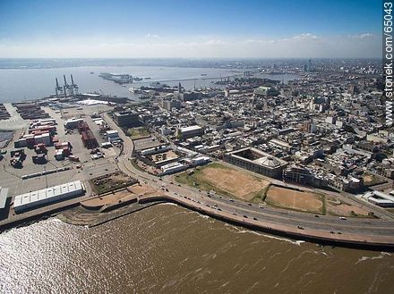 Foto aérea de un sector de la Ciudad Vieja - Departamento de Montevideo - URUGUAY. Foto No. 65043