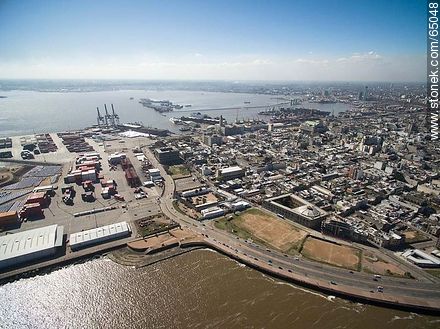 Foto aérea de un sector de la Ciudad Vieja - Departamento de Montevideo - URUGUAY. Foto No. 65048