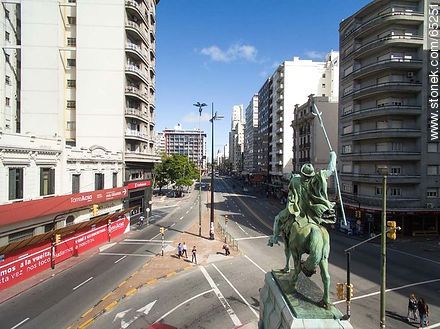 Foto aérea del monumento El Gaucho en la Av. 18 de Julio y Constituyente - Departamento de Montevideo - URUGUAY. Foto No. 65251