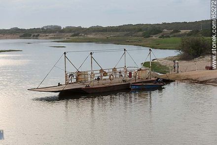 Balsa para el cruce de vehículos por la laguna Garzón antes de la construcción del puente - Departamento de Rocha - URUGUAY. Foto No. 65272
