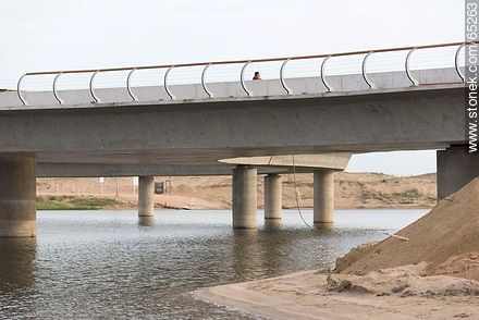 Etapa final de la construcción del puente sobre la laguna Garzón - Departamento de Rocha - URUGUAY. Foto No. 65263