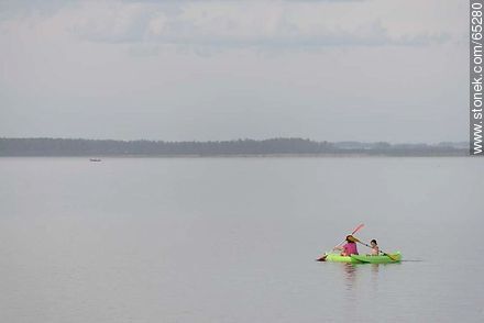Remando en la laguna Garzón - Departamento de Rocha - URUGUAY. Foto No. 65280