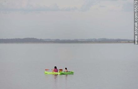 Remando en la laguna Garzón - Departamento de Rocha - URUGUAY. Foto No. 65279