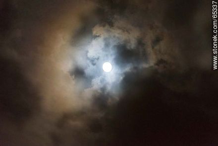Moon behind cloudy sky -  - MORE IMAGES. Photo #65337
