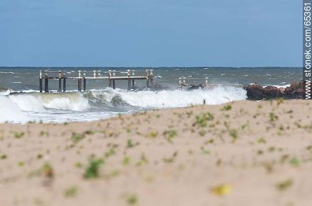 Mar revuelto con olas golpeando el muelle - Departamento de Maldonado - URUGUAY. Foto No. 65361