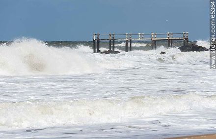 Mar revuelto con olas golpeando el muelle - Departamento de Maldonado - URUGUAY. Foto No. 65364