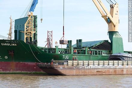 Descarga de barco barcaza para traslado de carga río arriba - Departamento de Colonia - URUGUAY. Foto No. 65480