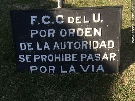 Cartel con prohibición de pasar sobre la vía - Departamento de Colonia - URUGUAY. Foto No. 65535